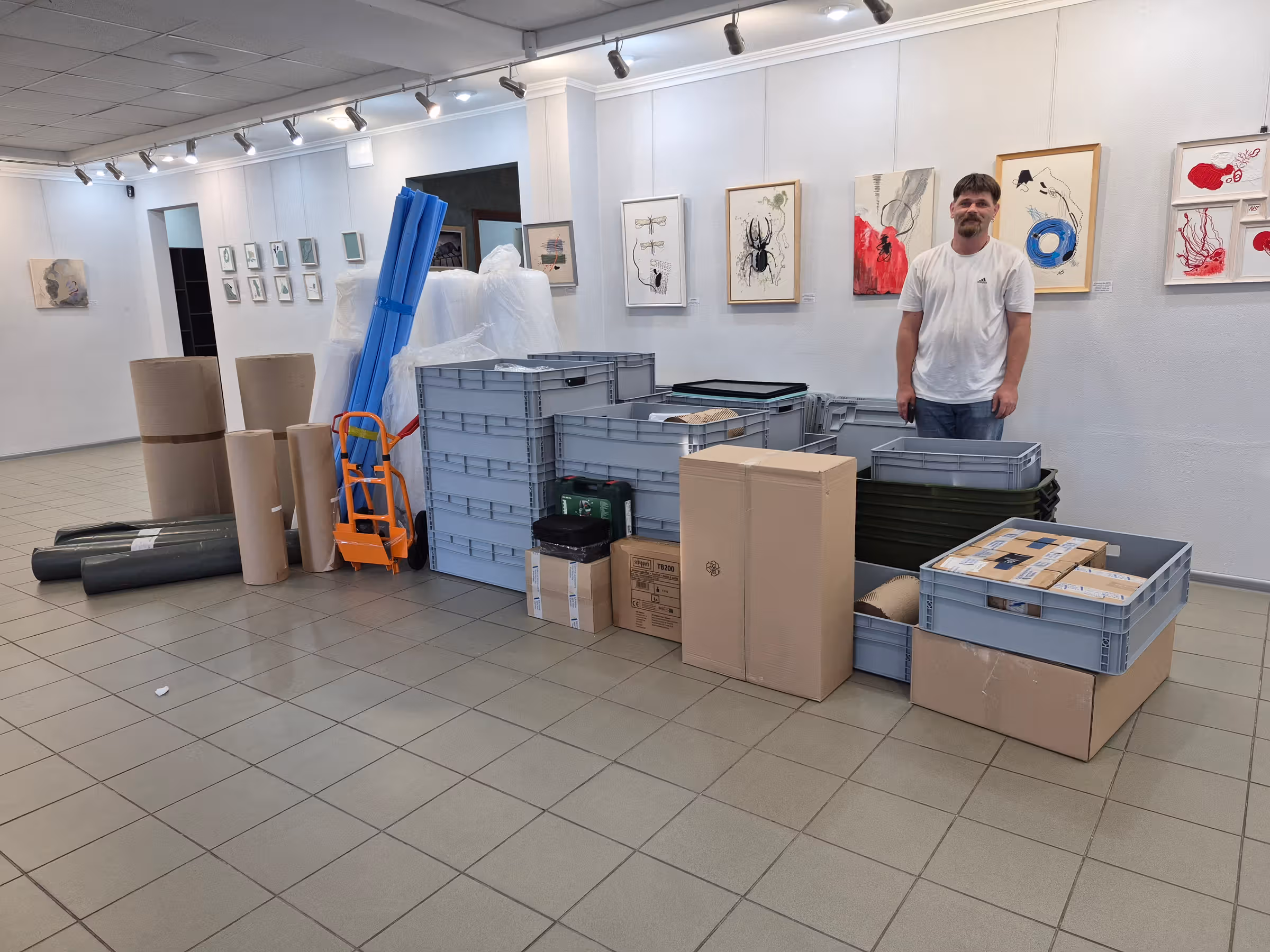 Гуманітарна допомога від Центру допомоги мистецтву України (Ukraine Art Aid Center)