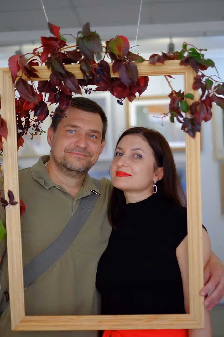 Свято кольору, легкості та ніжності: у виставковій залі музею відкрилась виставка картин пастелістів України