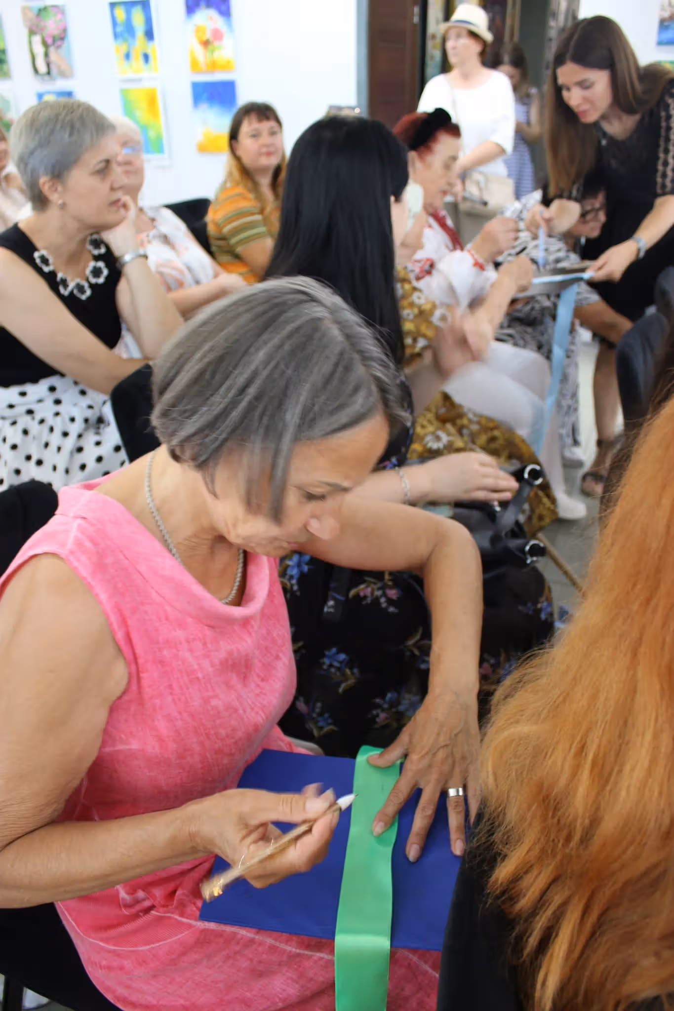 "Миті, що стали картинами": спільна виставка Олесі Хроменкової, Анни і Світлани Зінчук