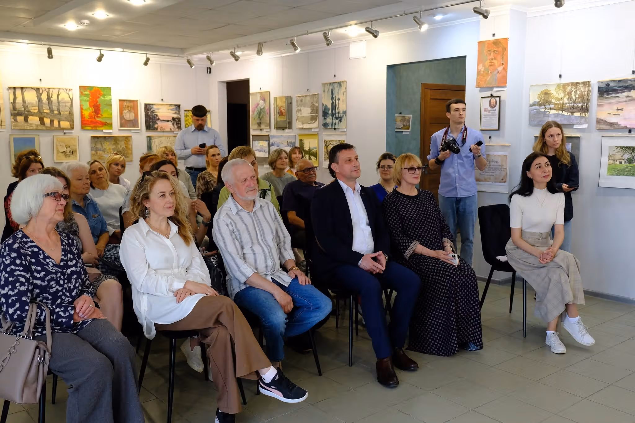 «Акварельна терапія на листах»: у виставковій залі музею відкрилася виставка Олега Колеснікова